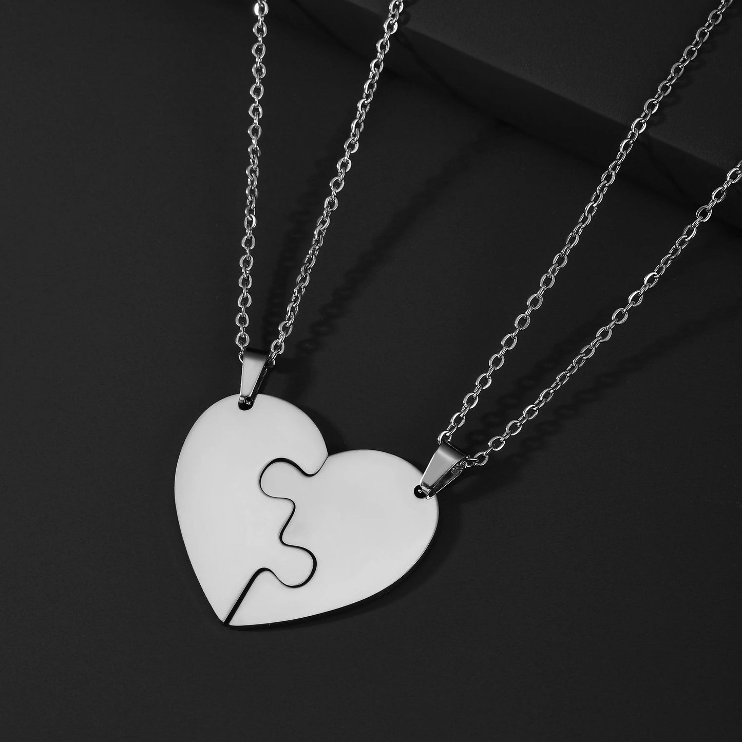 Collier Cœur Puzzle – L’Art Subtil de Deux Cœurs Réunis
