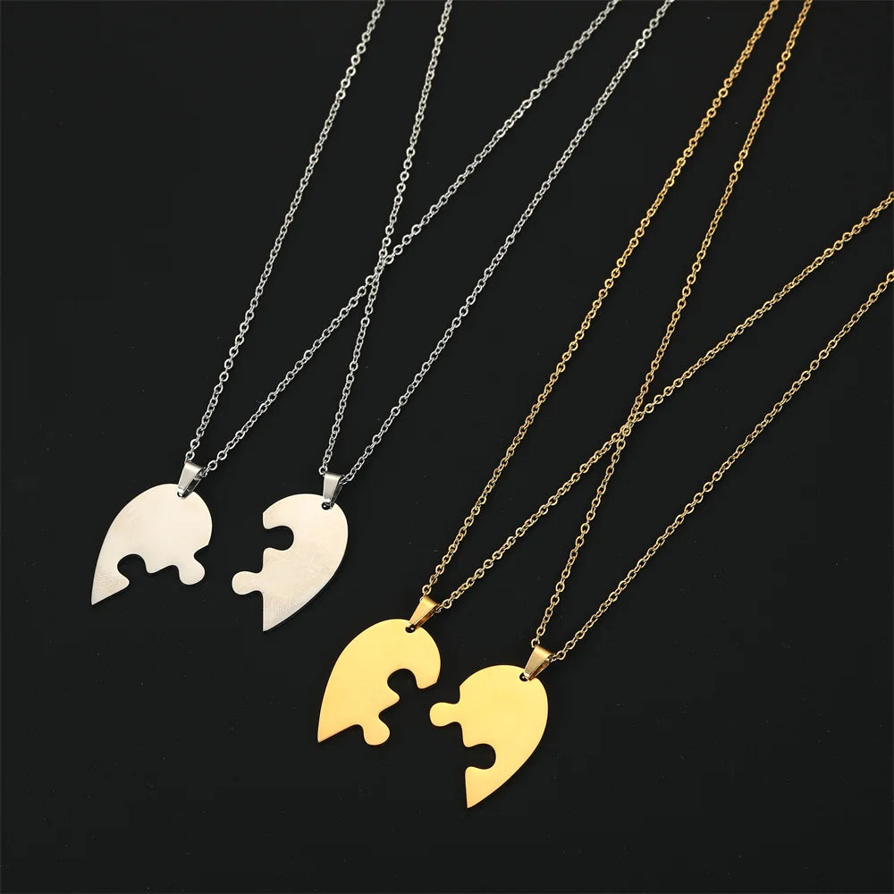 Collier Cœur Puzzle – L’Art Subtil de Deux Cœurs Réunis